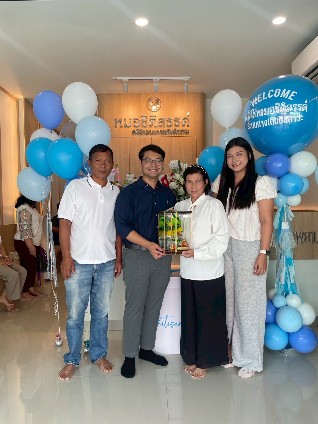 พิธีพระสงฆ์ประพรมน้ำพระพุทธมนต์ห้องตรวจคลินิกหมอชิติสรรค์