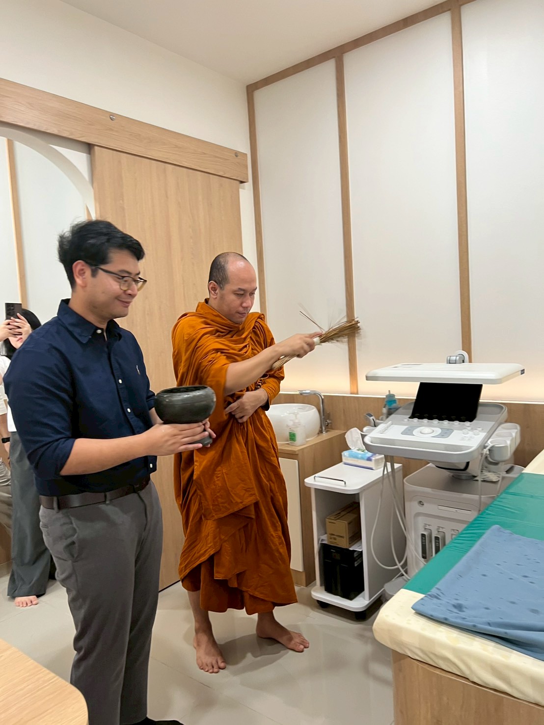 คุณหมอชิติสรรค์และทีมงานวันเปิดคลินิก