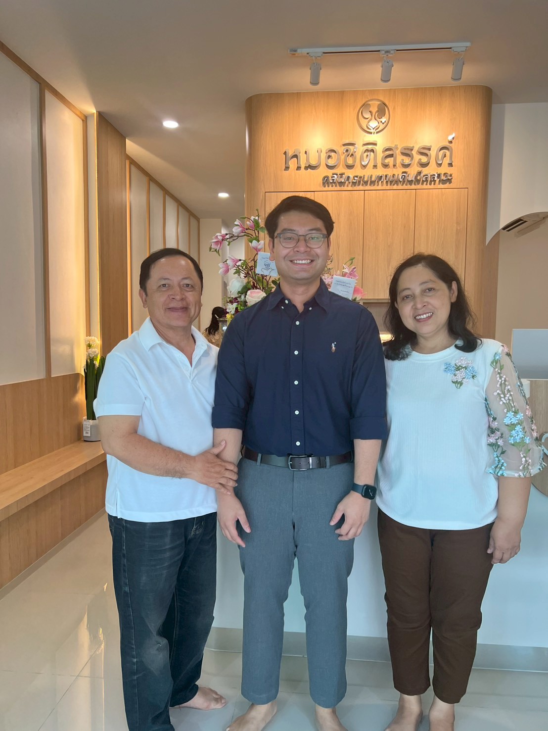 ทีมงานคลินิกหมอชิติสรรค์ถ่ายภาพคู่ลูกโป่ง Welcome